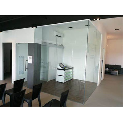 Σπίτι από υαλοπίνακα με τσιμεντένιο κάγκελο