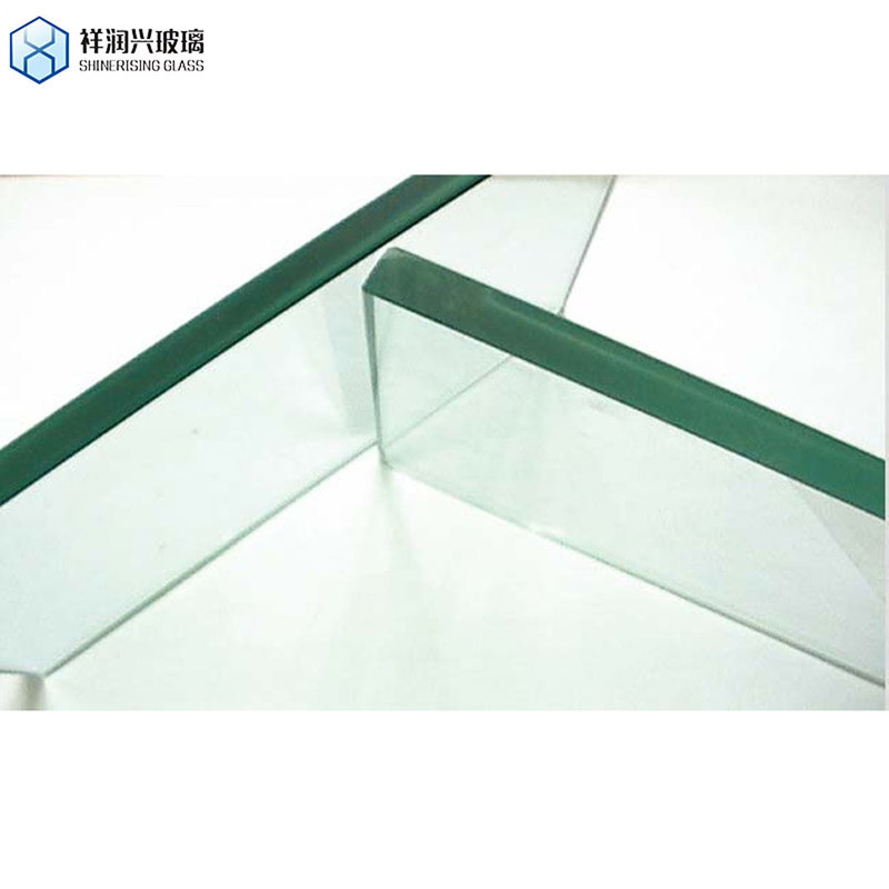 Σύγχρονη σχεδίαση βεράντας με στρωμένα γυάλινα μπαλκόνια και πολωνικό ανοξείδωτο χάλυβα